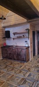 een keuken met een houten aanrecht in een kamer bij Trabzon Tosun Bungalov in Trabzon