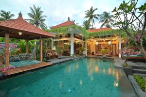 una casa con piscina delante de una casa en Villa Dewi Parwati - Private Villa with Pool - North Bali - private cook, en Tegallengah