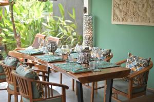una mesa de madera con gafas encima en Villa Dewi Parwati - Private Villa with Pool - North Bali - private cook, en Tegallengah