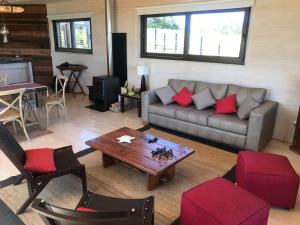 a living room with a couch and a table at CÓMODA CASA FAMILIAR Punta Lobos in Pichilemu