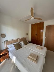 Un pat sau paturi într-o cameră la Royal Paradise +21 fotografii