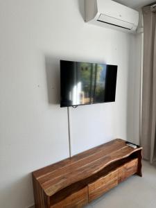 Un televizor și/sau centru de divertisment la Royal Paradise