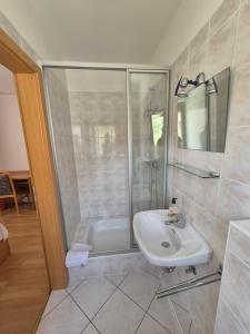 Bilik mandi di Apartments and Rooms Mamić
