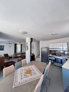 eine Küche und ein Esszimmer mit Tisch und Stühlen in der Unterkunft Villa Darije in Novalja