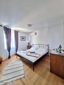 ein Schlafzimmer mit zwei Betten in einem Zimmer in der Unterkunft Villa Darije in Novalja + 54 Fotos