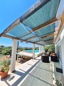 Markierung über einer Terrasse mit Pool im Hintergrund in der Unterkunft Villa Darije in Novalja
