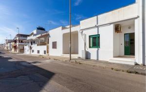 eine leere Straße mit weißen Gebäuden an der Seite in der Unterkunft 1 Bedroom Gorgeous Home In Taviano in Taviano + 25 Fotos