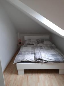 a bedroom with a bed in a attic at Casa Tina in Homberg