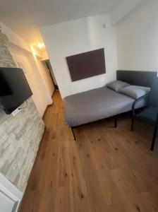 a small room with a bed and a tv at Apartamento Salou 2 playas, 2 km PortAventuraWorld in Salou