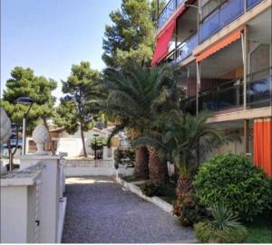 a building with palm trees in front of it at Apartamento Salou 2 playas, 2 km PortAventuraWorld in Salou