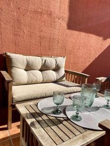 einen Tisch mit Brille drauf mit Couch in der Unterkunft Beach Apartment Tropical Golf in Motril + 32 Fotos