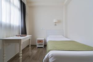 Postel nebo postele na pokoji v ubytování Hostal Sol y Miel