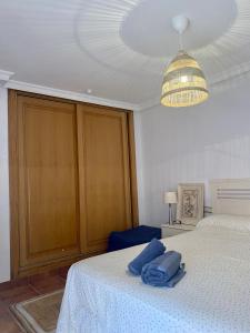 ein Schlafzimmer mit einem Bett mit blauen Handtüchern darauf in der Unterkunft Beach Apartment Tropical Golf in Motril