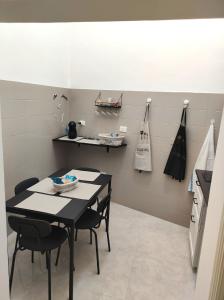 una cucina con un tavolo e sedie in una stanza di Donna Fede a Monopoli