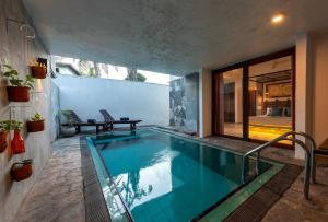 a swimming pool in the middle of a house at Anama by Queens Mount in Tangalle