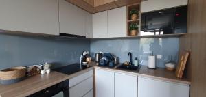 Kuchyň nebo kuchyňský kout v ubytování Perłowa Oaza Apartament Rogowo Pearl
