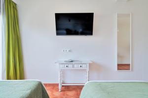 TV a/nebo společenská místnost v ubytování Hostal Sol y Miel