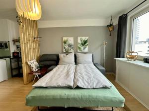 Postel nebo postele na pokoji v ubytování Boho Bliss 2R Apartment Zentral