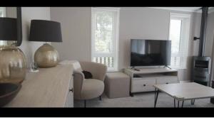 TV a/nebo společenská místnost v ubytování 30 Golf View + 18 fotografií