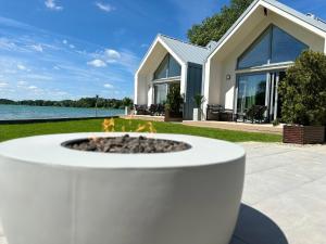 切米诺MaVe Park的房屋前的火坑