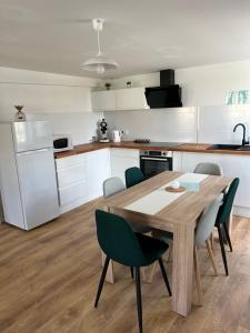 Η κουζίνα ή μικρή κουζίνα στο L'appartement des Perroquets +15 φωτογραφίες