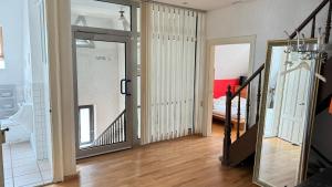 une chambre avec une porte en verre menant à une chambre dans l'établissement Citywohnung in ruhiger Innenstadtnähe von Coburg, à Cobourg