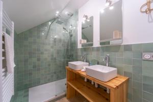 baño con 2 lavabos y azulejos verdes en Villa Foch - 200m2 - Disneyland - Expo Park - Paris CDG, en Aulnay-sous-Bois 46 fotos más