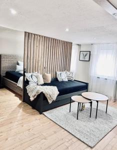 a bedroom with a blue bed and a table at 1 - 4 Pers Apartment Jeßnitz, Mawoi Living in Jeßnitz