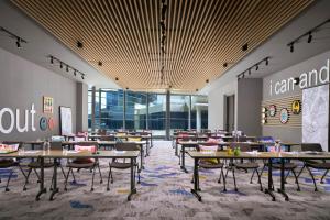 Ein Restaurant oder anderes Speiselokal in der Unterkunft Moxy Putrajaya 