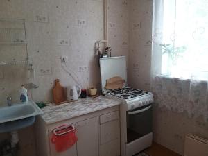 Η κουζίνα ή μικρή κουζίνα στο Kvartira