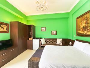 Postel nebo postele na pokoji v ubytování Ho Feng Private Hotel 電梯自助民宿