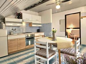 Kuchyň nebo kuchyňský kout v ubytování Apartments Marijana