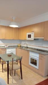 Kuchyň nebo kuchyňský kout v ubytování Apartamentos La Blanca