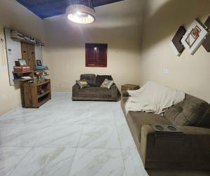 ein Wohnzimmer mit zwei Sofas und einer Couch in der Unterkunft Chácara Flor da Serra in Martins + 9 Fotos