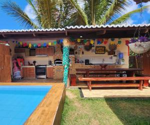 eine Küche und ein Swimmingpool vor einem Haus in der Unterkunft Chácara Flor da Serra in Martins