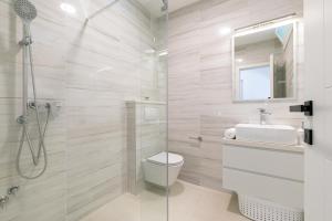 Un baño con ducha, inodoro y lavabo. en Maloa One Bedroom 2, en Smokvica 17 fotos más