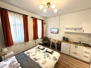 Kuchyň nebo kuchyňský kout v ubytování Yellowhouse Room 2 + 7 fotografií