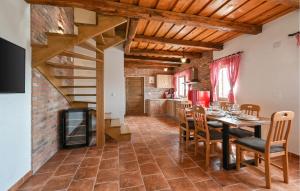 Μια τηλεόραση ή/και κέντρο ψυχαγωγίας στο 2 Bedroom Nice Home In Gornja Rijeka