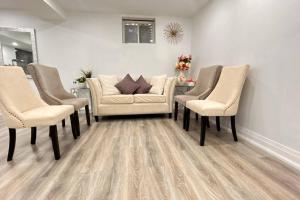 Fotografie z fotogalerie ubytování Super Luxury Family Home - 3 Bedrooms, 1 Full Bathroom and 1 Half Washroom with Free Parking, Wifi, Netflix v destinaci Toronto