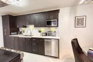 Fotografie z fotogalerie ubytování Super Luxury Family Home - 3 Bedrooms, 1 Full Bathroom and 1 Half Washroom with Free Parking, Wifi, Netflix v destinaci Toronto