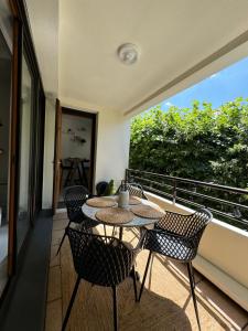a patio with a table and chairs on a balcony at Appart-VictoriaParis in Houilles
