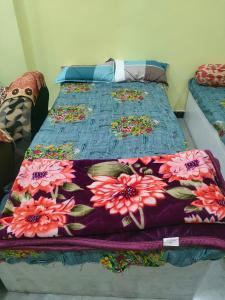 ein Bett mit einer Decke darüber in der Unterkunft Nagpur Tuljai Villa Homestay in Khāpri