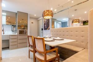 a dining room with a table and chairs in a kitchen at APTO 2 quartos com lazer e vaga in Brasilia