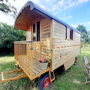 a wooden trailer with a flower pot on it at Clos de l'Isop, le village d'hébergements insolites in Saint-Martial-sur-Isop