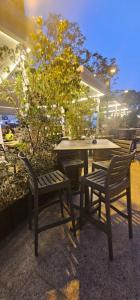 two chairs and a table and a table and chairs at Modern Elegance Valletta Apartment V1 in Valletta