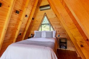 Postel nebo postele na pokoji v ubytování Refúgio da Neve! Cabana Araucária!