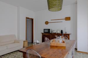 a living room with a table and a couch at Boutique Apartment Cà Tulles in Torri del Benaco