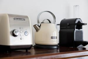a tea kettle and a toaster on a counter at Boutique Apartment Cà Tulles in Torri del Benaco