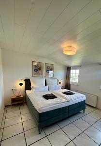 a bedroom with a large bed in a room at Familie oder beruflich - Dachterasse - gemütlich - Küche - Nähe Flughafen in Büren