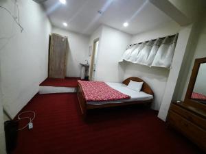 Postel nebo postele na pokoji v ubytování HOTEL HIGHLANDER INN SKARDu